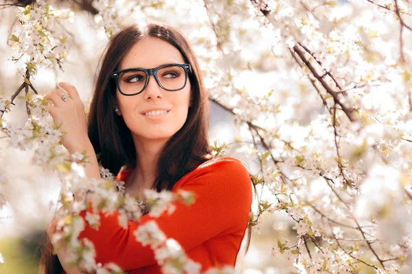 Gözlük Çiçek Açan Ağacın Altında Giyen Bir Kadın Portresi — Stok fotoğraf