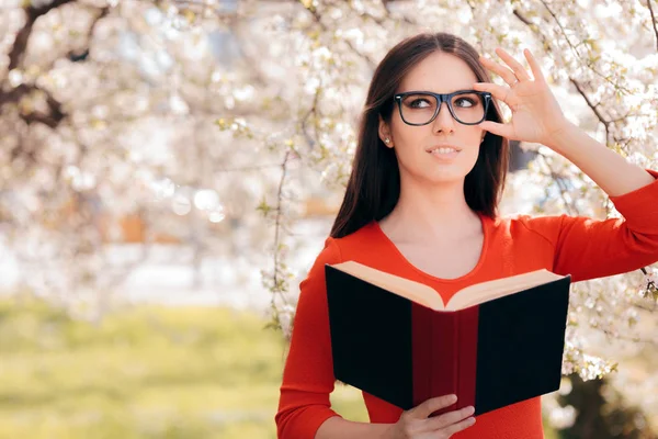 Kvinna Läser Bok Ett Blommande Träd — Stockfoto