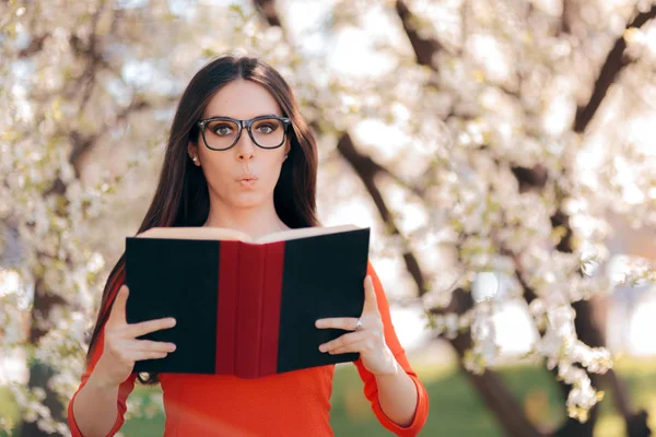 女性の咲く木の下で本を読んで — ストック写真