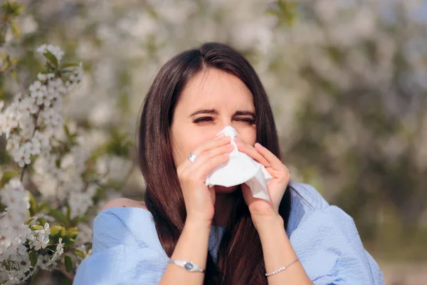 Allergic Woman Blowing Her Nose Next Blooming Tree — Stock Photo, Image