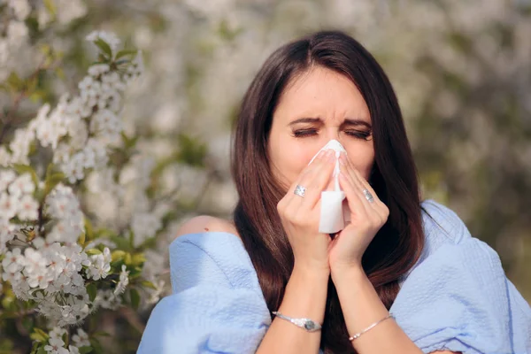 Allergic Woman Blowing Her Nose Next Blooming Tree — Stock Photo, Image