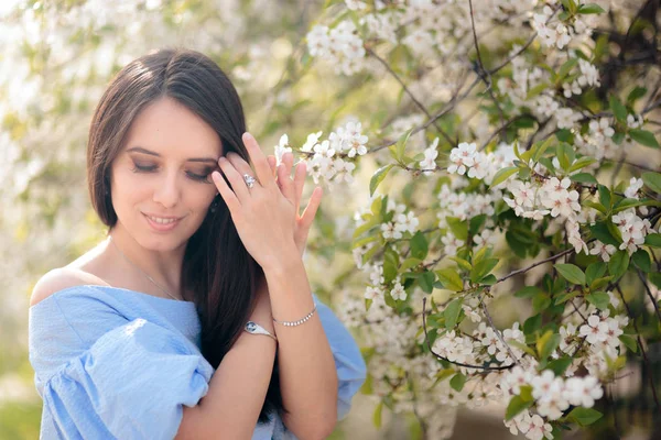 Utendørs Portrett Vårkvinne Som Nyter Blomstrende Sesong – stockfoto