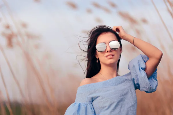 Vrouw Mirror Zonnebril Dragen Outdoor Fashion Portret — Stockfoto