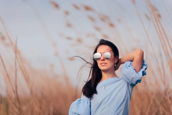 Žena Nosí Sluneční Brýle Zrcadlové Venkovní Módní Portrét — Stock fotografie