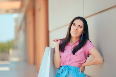 Alışveriş merkezine oturum sonra yorgun kadın