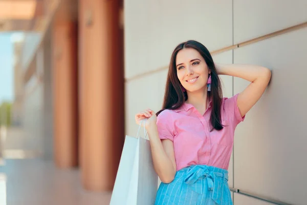 Shopperin Steht Vor Dem Einkaufszentrum — Stockfoto