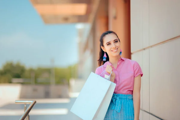 ショッピング モールの前に立っている女性の買物客 — ストック写真