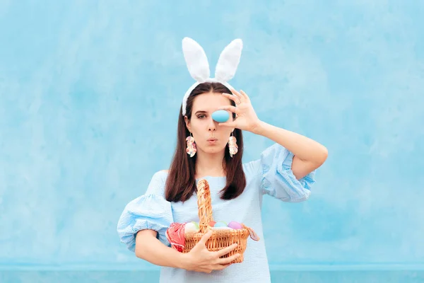 Mujer Vistiendo Conejito Orejas Celebración Pascua Cesta Huevos —  Fotos de Stock