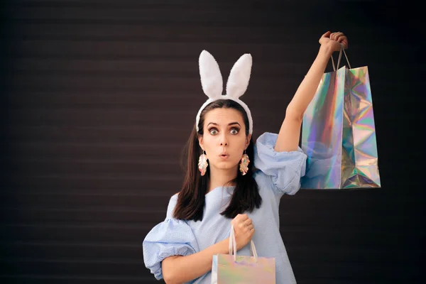 Mujer Con Orejas Conejo Pascua Sosteniendo Bolsas Compras —  Fotos de Stock