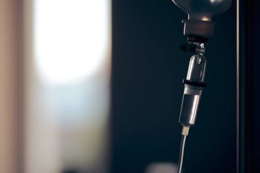 Tuzlu çözüm IV damla sıvı infüzyon hastane arka planda için