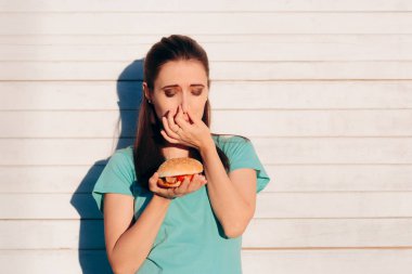 Kadın bir Stinky ve çirkin Burger Holding