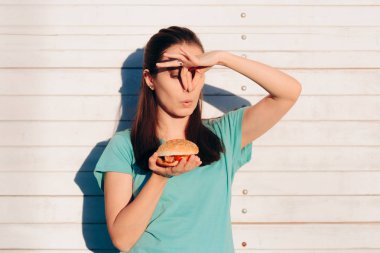 Kadın bir Stinky ve çirkin Burger Holding