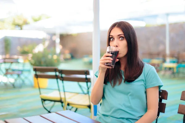 Yaz Zamanında Bir Bardak Soda Içme Kadın — Stok fotoğraf