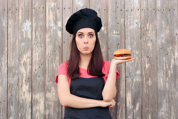 Grappige Vrouwelijke Chef Die Een Gastronomische Hamburger Houdt — Stockfoto