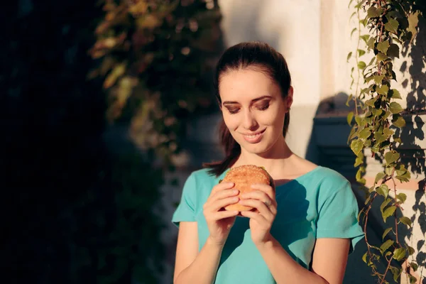 Wanita Makan Burger Luar Ruangan Jalan — Stok Foto