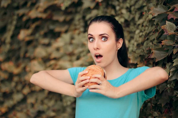 Woman Eating Burger Outdoors Street — Stock Photo, Image