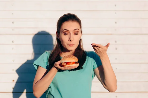 Perempuan Mengevaluasi Kualitas Burger Dengan Bau Nya — Stok Foto