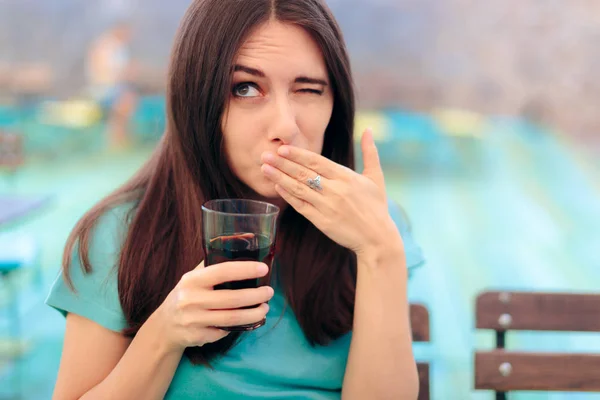 Femme Réagissant Après Avoir Soda Pétillant — Photo