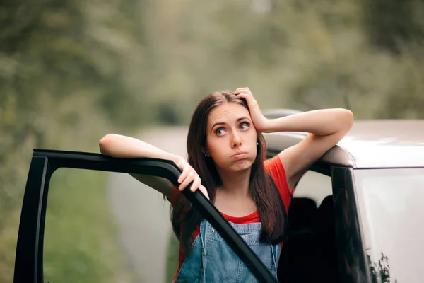 Viaggio Donna Abbattimento Perso Sulla Strada — Foto Stock