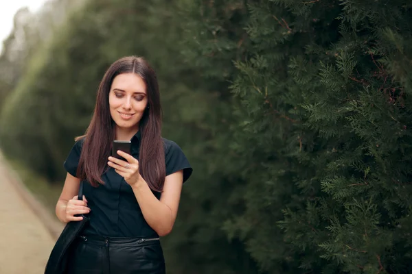 Zakenvrouw Die Haar Telefoon Onderweg Controleert — Stockfoto