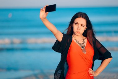 Gün Batımında Denizde Selfie Çeken Kadın Turist