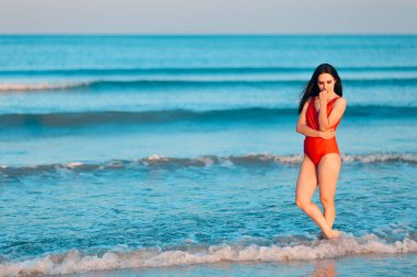 Yaz Gün Batımında Sahilde Üzgün Depresif Kadın 