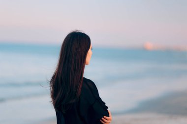 Yaz Gün Batımında Sahilde Üzgün Depresif Kadın 