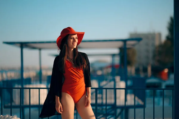 Mujer Moda Con Sombrero Sol Kimono Playa —  Fotos de Stock