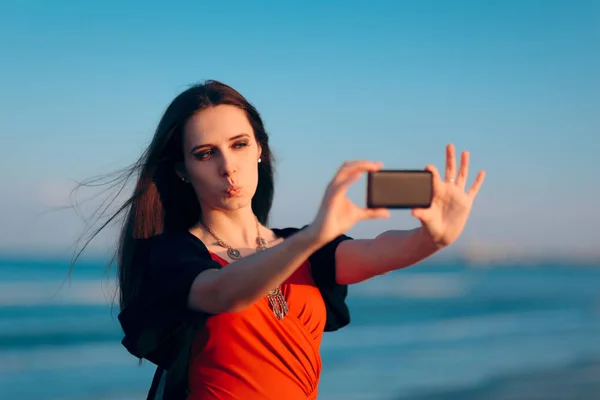 Turista Fêmea Tirando Selfies Pôr Sol Pelo Mar — Fotografia de Stock