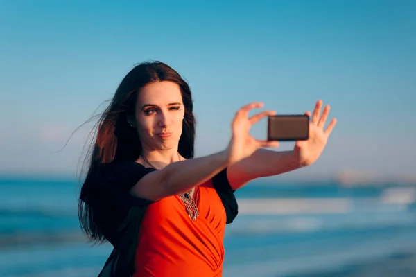 Turista Fêmea Tirando Selfies Pôr Sol Pelo Mar — Fotografia de Stock