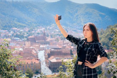 Güzel Panoramik Manzara Önünde Selfie Çeken Kadın Turist