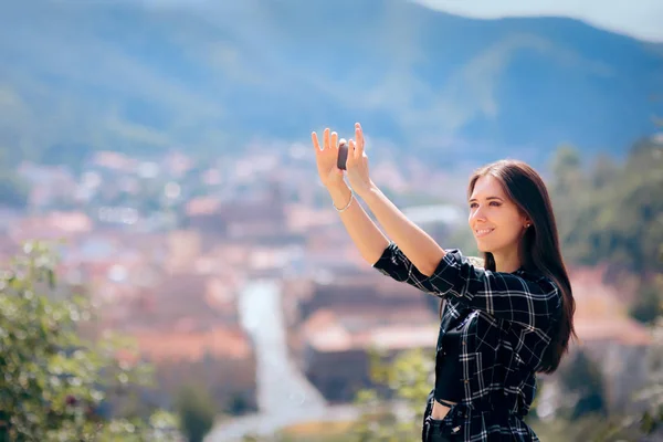 Femeie Turistică Care Face Selfie Uri Fața Unei Vederi Panoramice — Fotografie, imagine de stoc