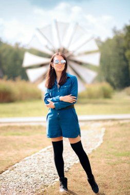 Trend Bayan Turist Yel Değirmeni Önünde Ayakta