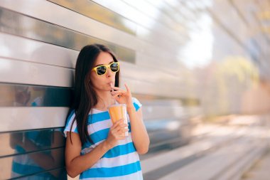 Kentsel Yaz Moda Woman Bir Ferahlık İçecek Açık olması