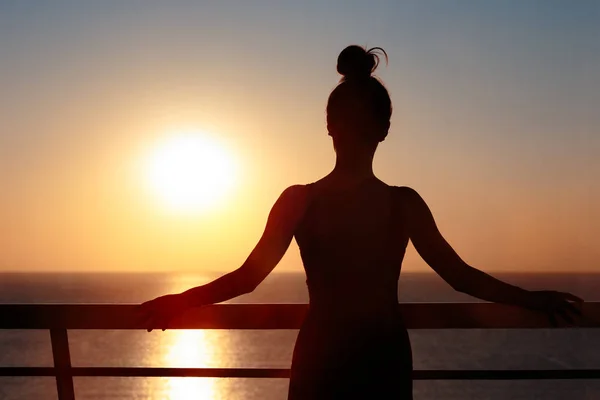 Silhueta Feminina Varanda Admirando Nascer Sol — Fotografia de Stock