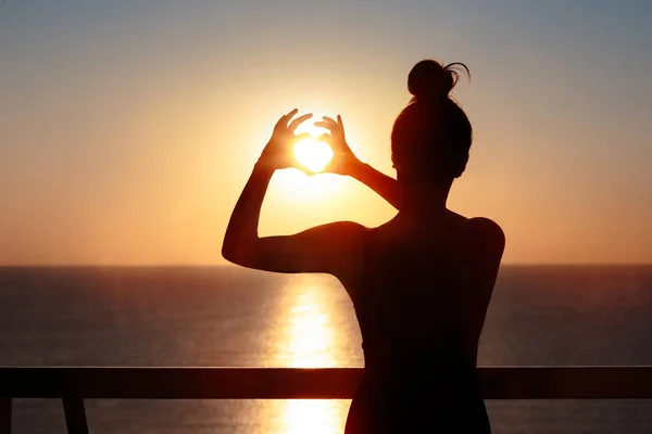 Silueta Feminină Balcon Admiring Sunrise — Fotografie, imagine de stoc