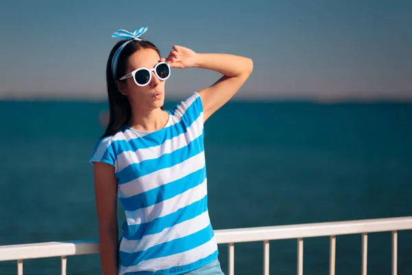 Alegre Turista Femenina Con Camiseta Gafas Sol Stripped Navy — Foto de Stock