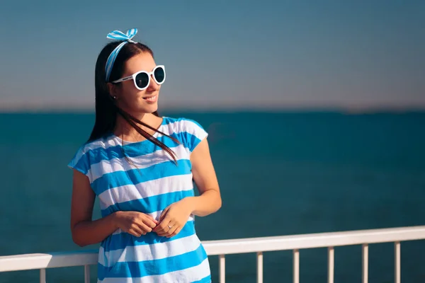 Fröhliche Touristin Mit Entkleidetem Marine Shirt Und Sonnenbrille — Stockfoto