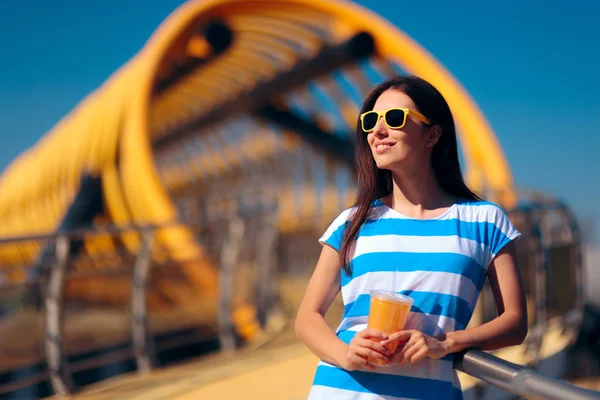 Urban Summer Fashion Woman Tomando Una Bebida Refrescante Aire Libre — Foto de Stock