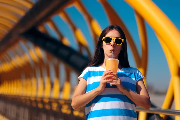 Urban Summer Fashion Woman Tomando Una Bebida Refrescante Aire Libre — Foto de Stock