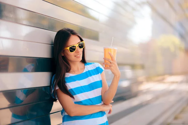 Urban Summer Fashion Woman Tomando Una Bebida Refrescante Aire Libre —  Fotos de Stock