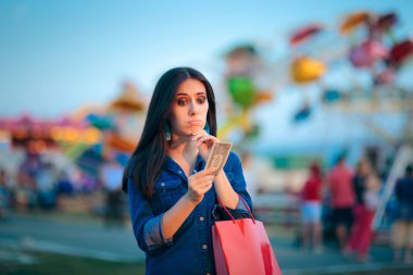 Broke Woman Tutan Bir Dolar Summer Funfair at