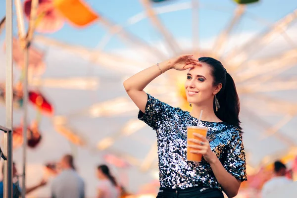 Mulher Com Suco Roda Gigante Girando Fundo — Fotografia de Stock