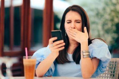 Sleepy Woman Bir Restoranda Onun Smartphone ile Sıkılmış olmak
