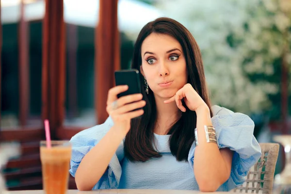 Woman Being Amused Trying Find Date Online — ストック写真