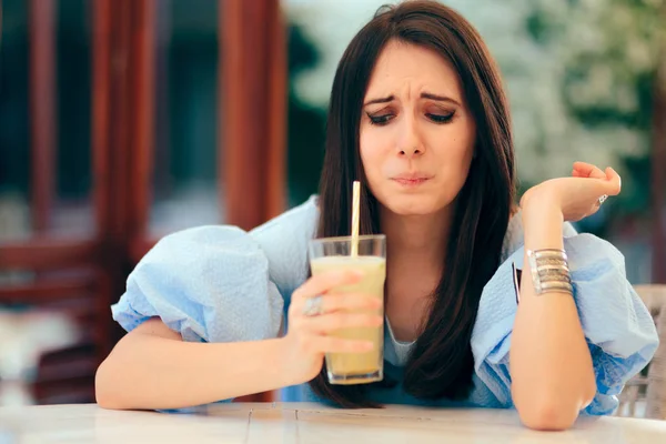 Mulher Degustação Limonada Ácida Beber Restaurante — Fotografia de Stock