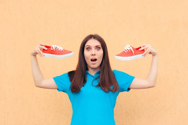 Mujer Excitada Sosteniendo Par Zapatos Deportivos Rojos —  Fotos de Stock