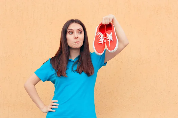 Perempuan Tidak Bahagia Memegang Pasangan Sepatu Red Sport — Stok Foto