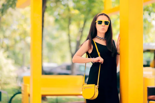 Mujer Urbana Moda Verano Con Accesorios Amarillos Juego — Foto de Stock