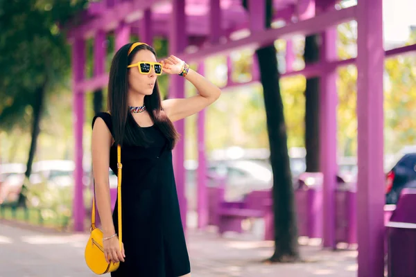 Moda Verão Mulher Urbana Com Combinação Acessórios Amarelos — Fotografia de Stock